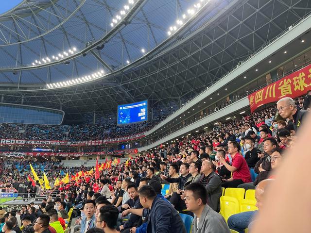 关于足球比赛现场热血澎湃，球迷狂热的信息