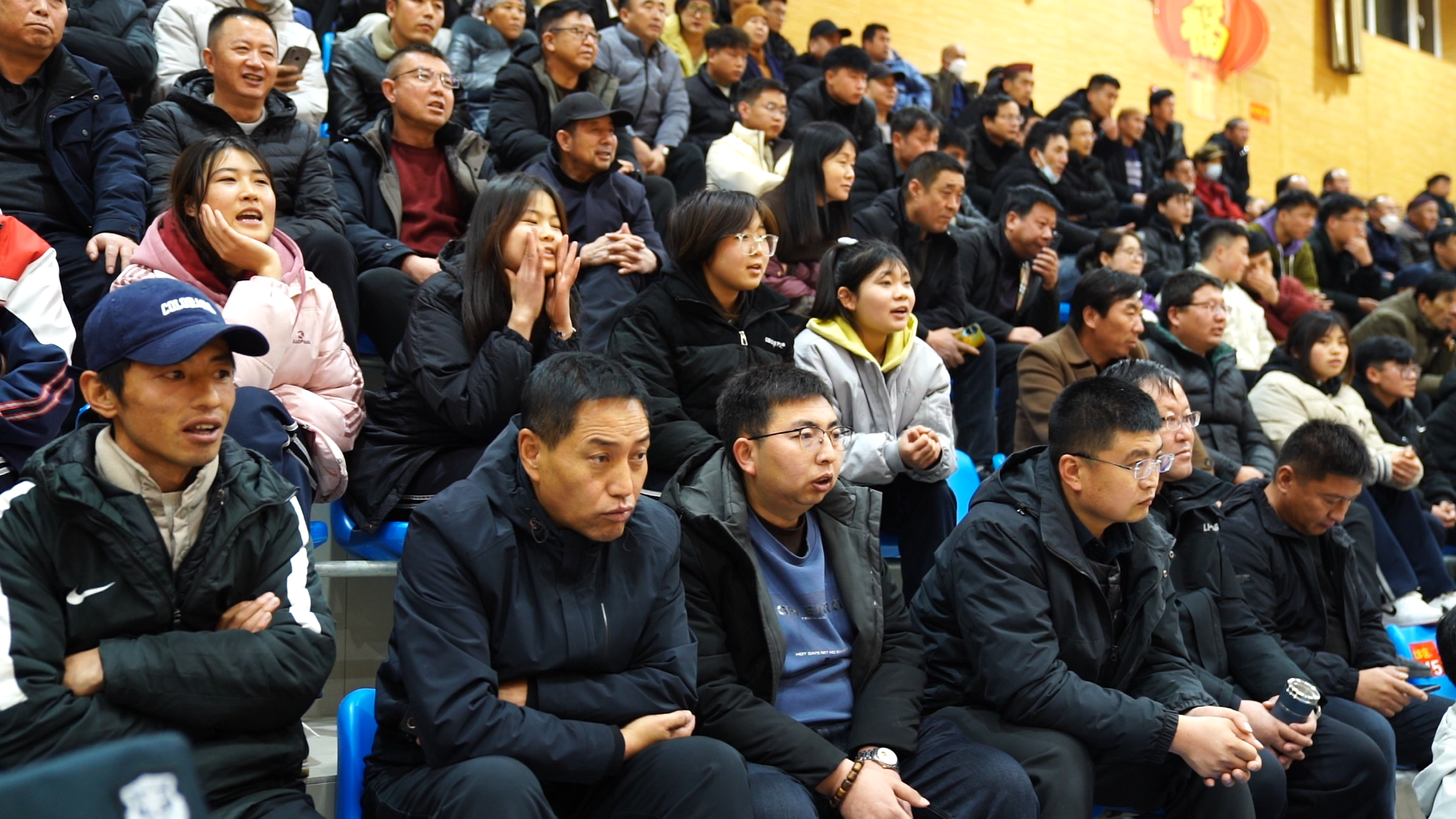 著名篮球赛事现场观众热情高涨