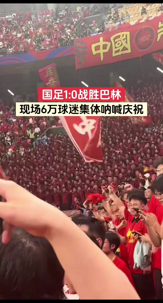 开云体育官网-罗马球迷集体声援球队，助威声震天响