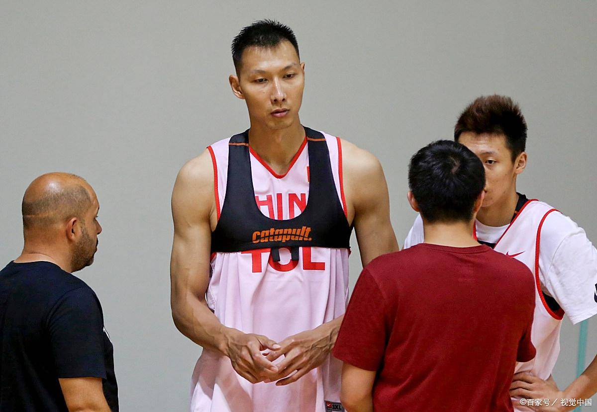 易建联缺席广东对阵深圳的比赛