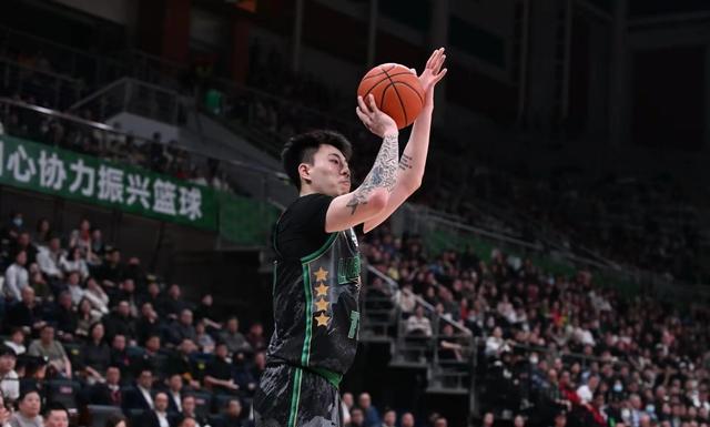 篮球明星宣布离队，转投新俱乐部