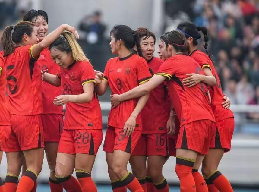 喜气洋洋迎接胜利：中国女足战绩斐然