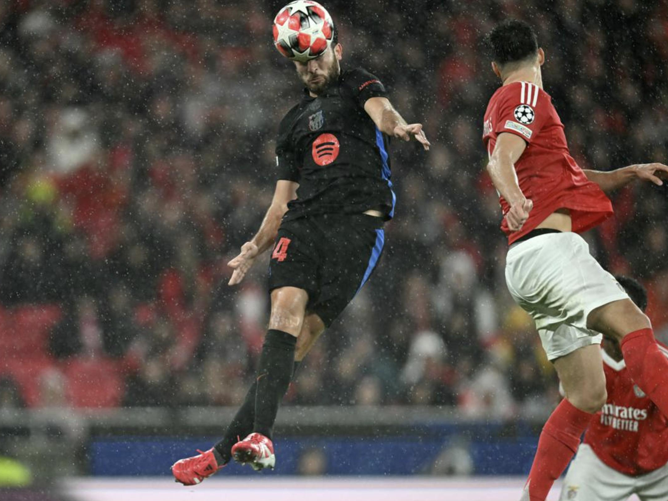 英格兰逆转阿根廷，奥亚尔萨瓦尔统治全场