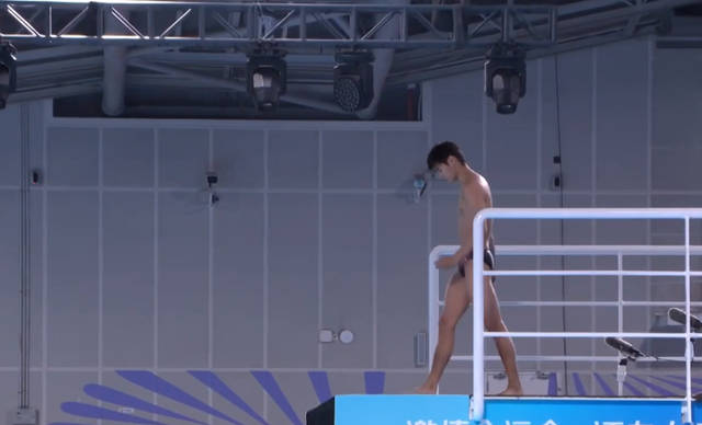 跳水项目中惊险一幕,选手完美表现夺冠 跳水项目中惊险一幕,选手完美表现夺冠